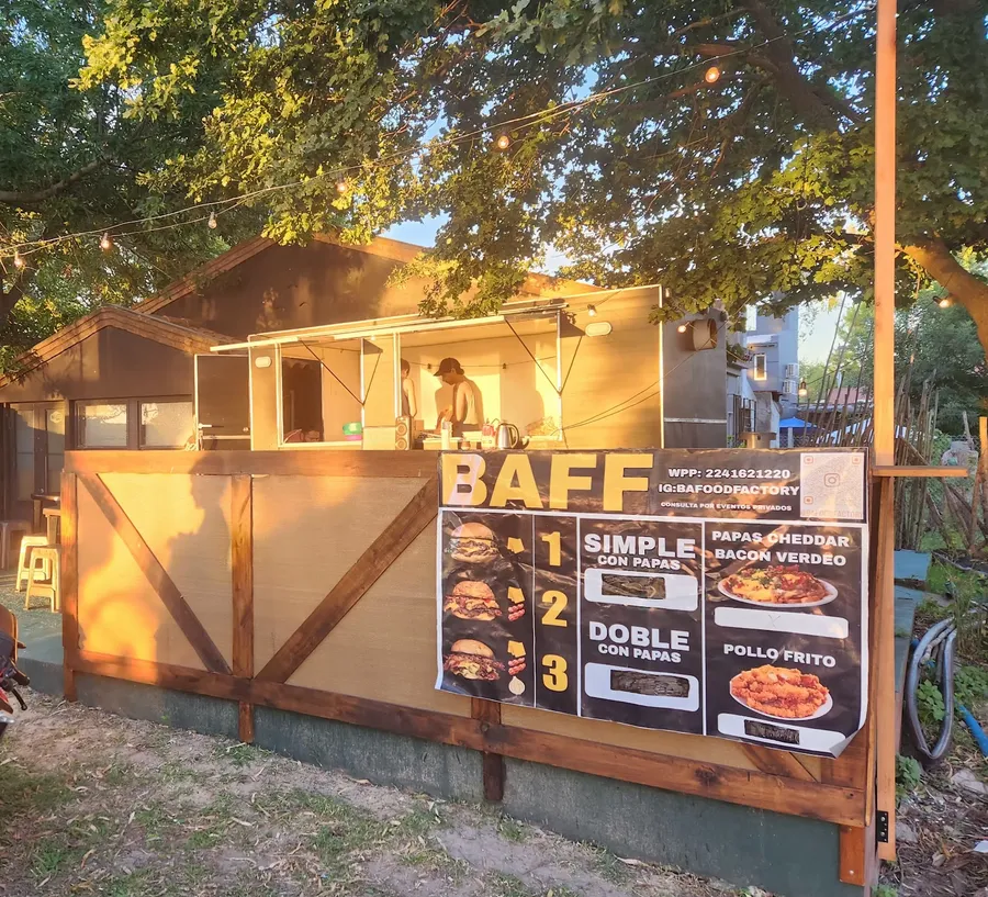 El puesto de BAFF con su cartel, de día