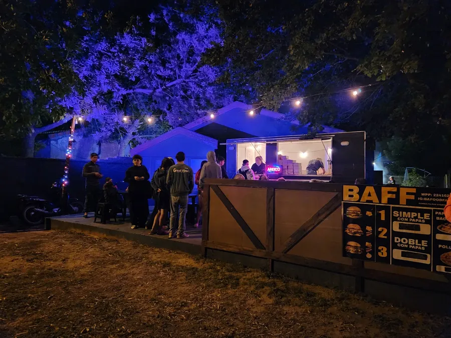 BAFF de noche, con gente en el patio